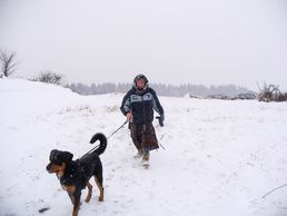 Spaziergang mit Hund im Winter